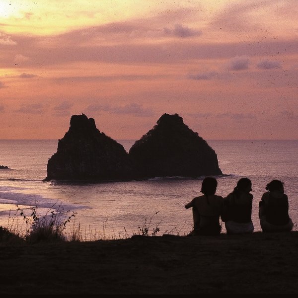 genieten van de zonsondergang in Fernando de Noronha Brazilie