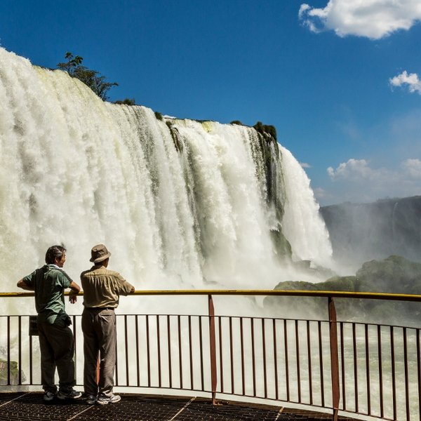 stel bekijkt foz do iguacu watervallen in Brazilie