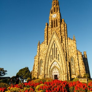 bloemen en kerk Canela Brazilie