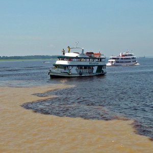 boot bij Meeting of the waters manaus brazilie