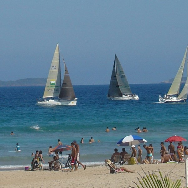 zeilboten strand Buzios Brazilie